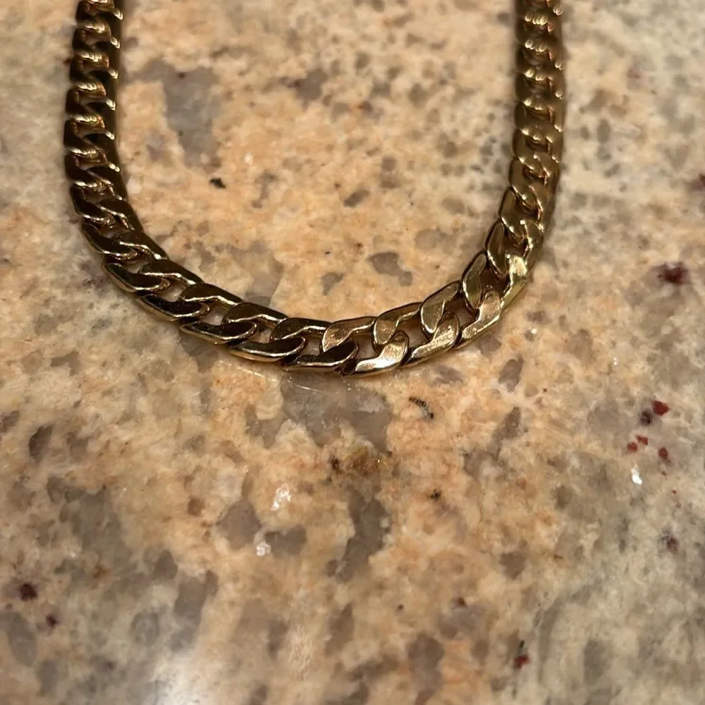 Woman's costume Jewlery thick gold chain